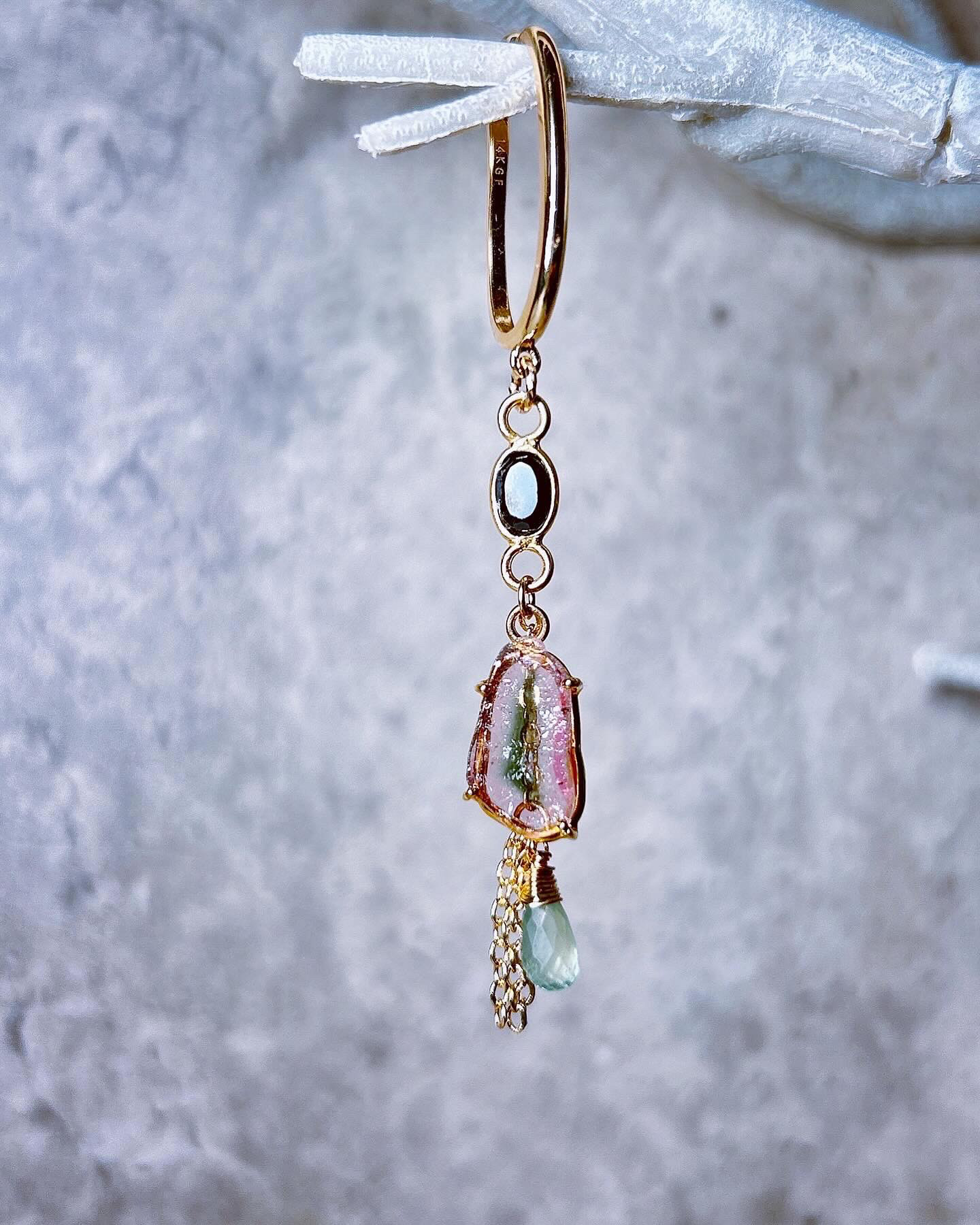 一点物14kgf☆ラメ入りバイカラーウォーターメロントルマリンとオニキスのイヤーカフ(^片耳用)