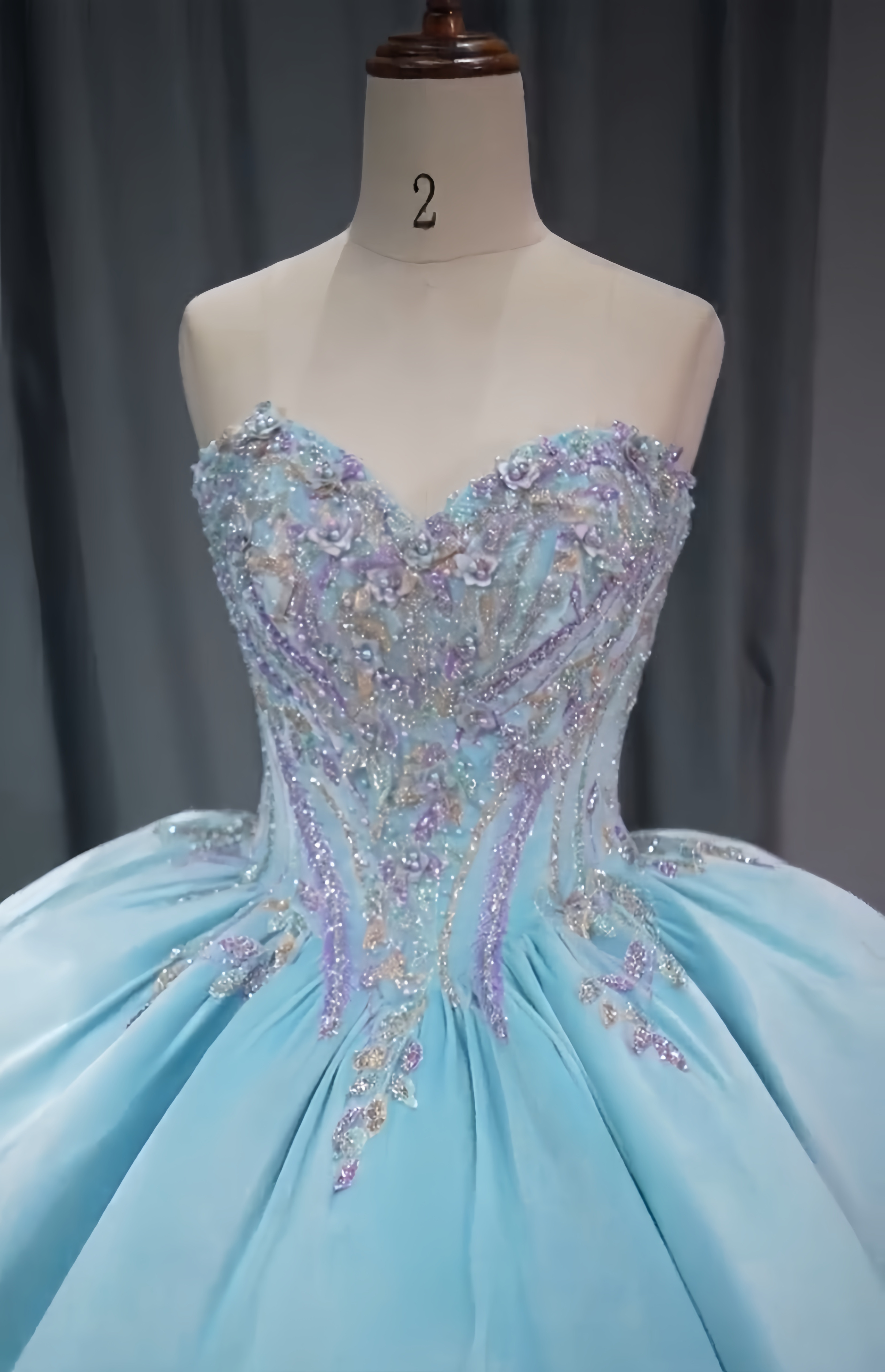 豪華なウェディングドレス　高級感　ビスチェ　水色　柔らかいサテン　レーススカート　繊細な裾レース　上品　結婚式花嫁挙式