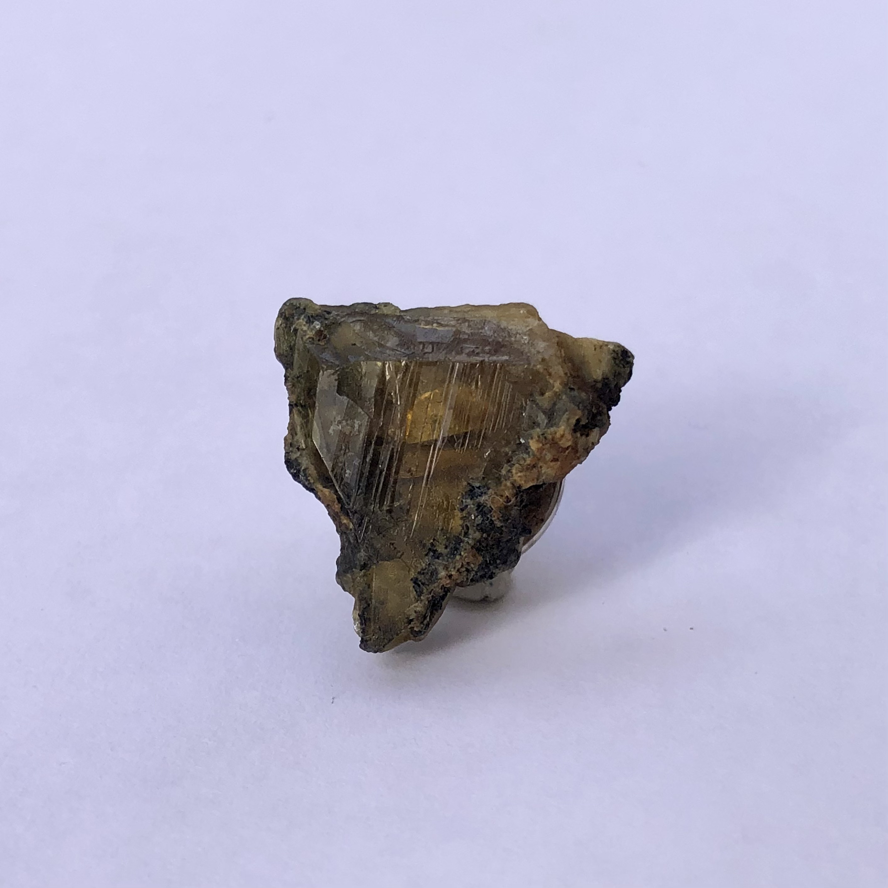 【一点もの】 スフェーン 原石 ブローチ 鉱物 天然石 ハンドメイド アクセサリー(No.2722)