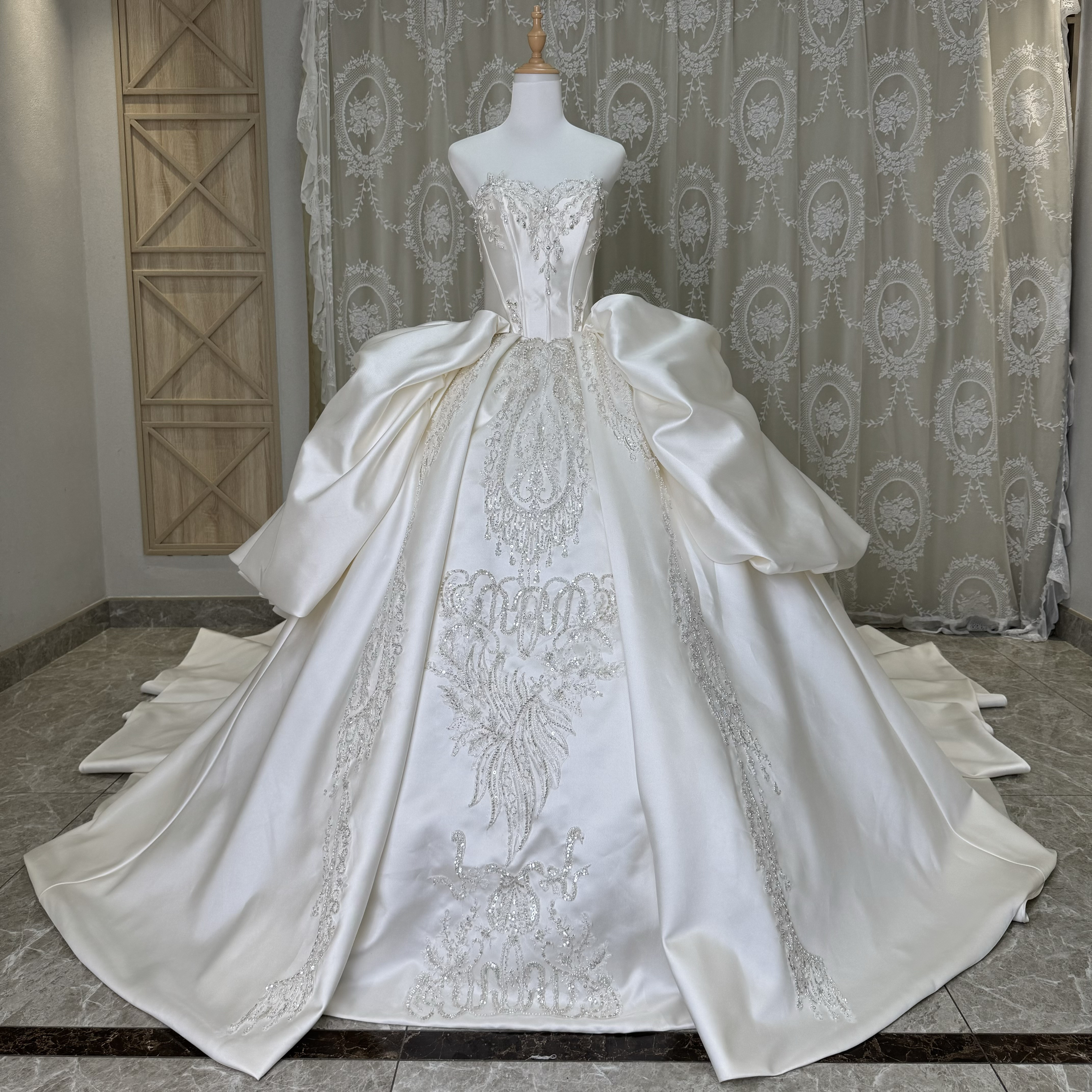 激売れ人気商品！オフホワイト　可憐な花レース　プリンセスライン　取り外し可能お袖　2の腕カバー　キラキラ結婚式挙式二次会