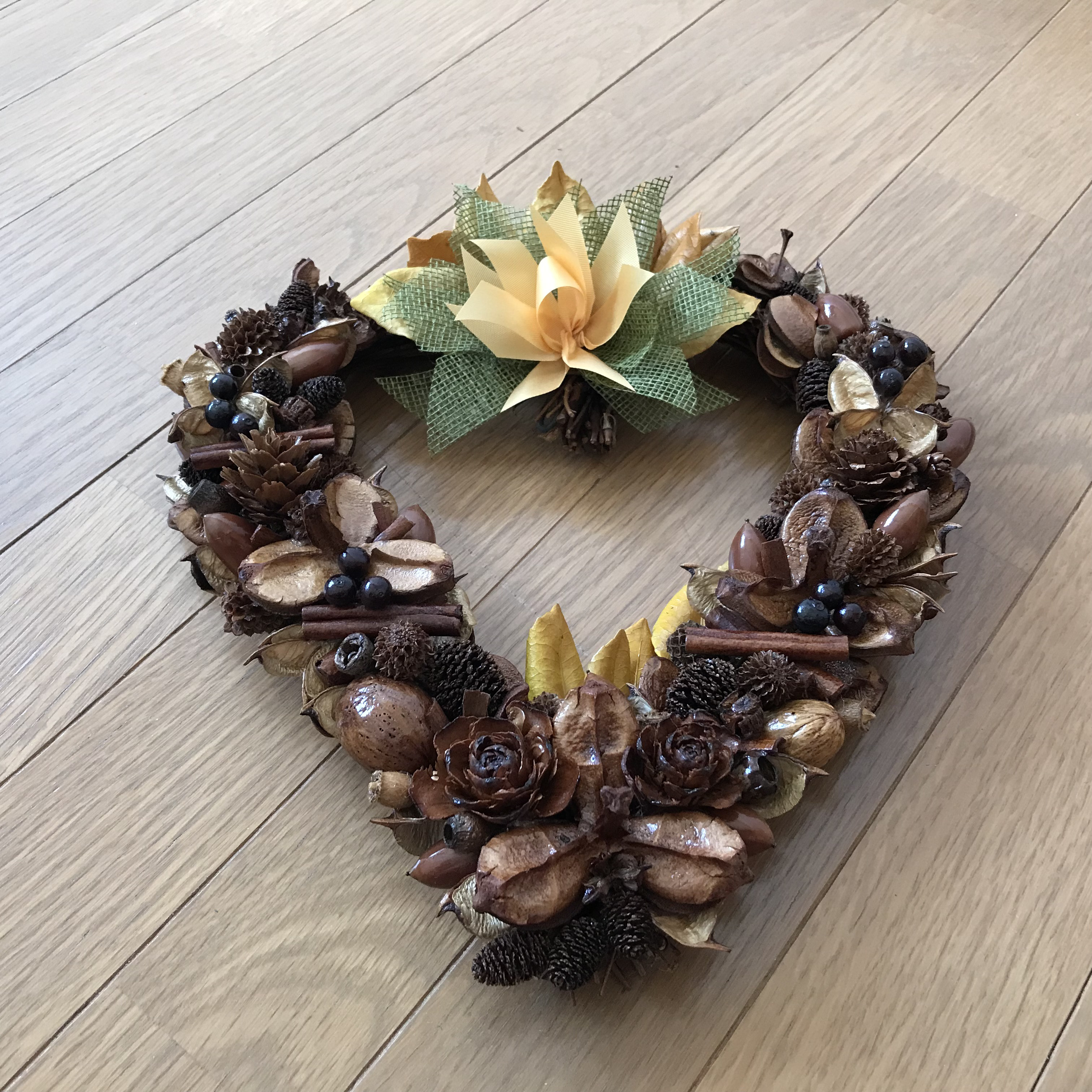 シックでアンティークな木の実のハートリース（一点限定）