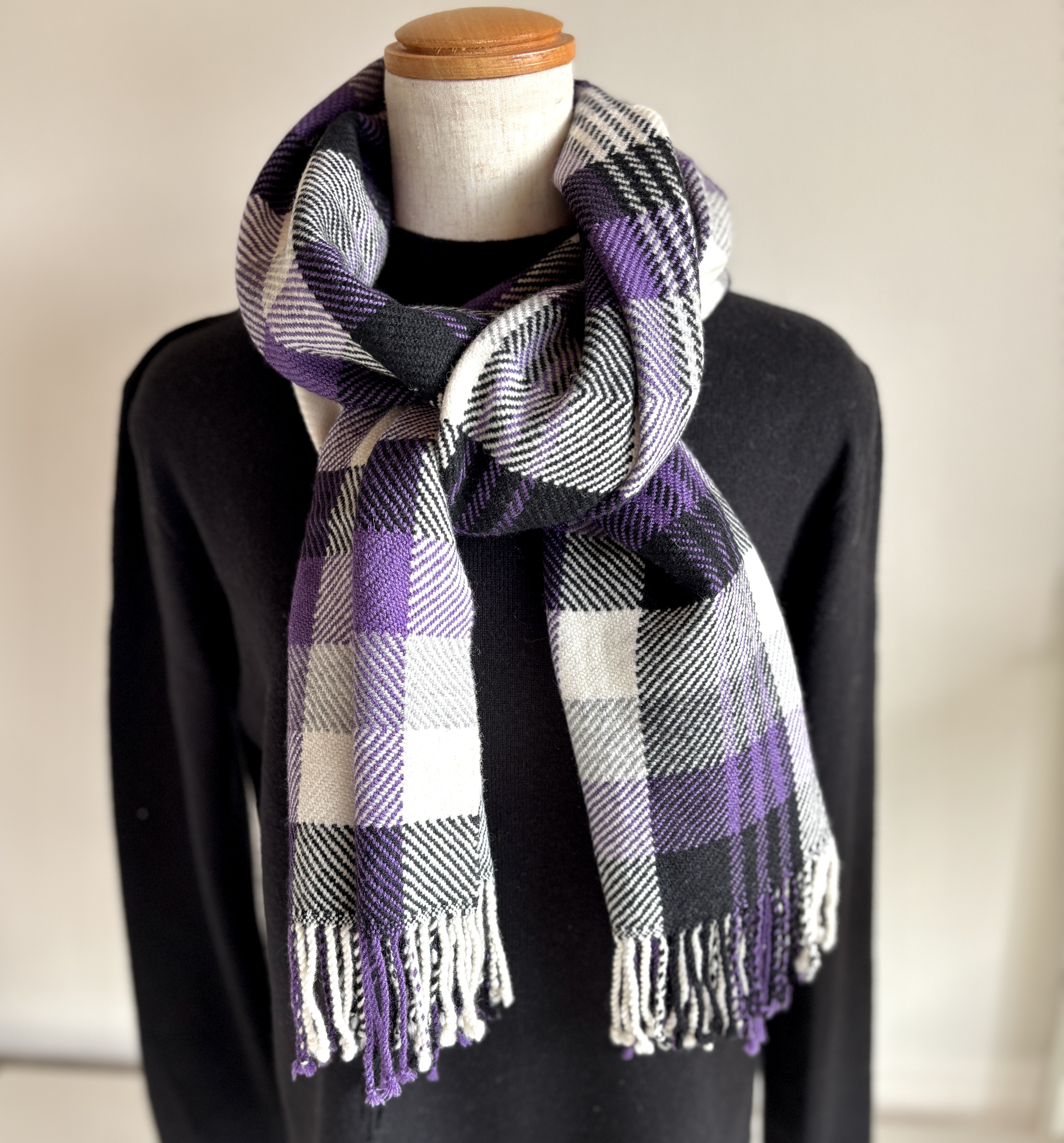 『手織り』＜モノトーンとパープル＞のチェックの大判マフラー/エクストラスーパーファインウール使用