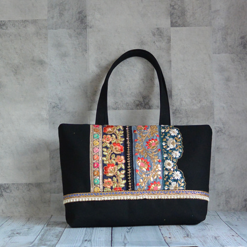 ハンドメイド　トートバッグ　インド刺繍リボン　フリルバッグ　キャンバストート A4サイズ収納可能！美しいインド刺繍リボンのトートバッグ【L