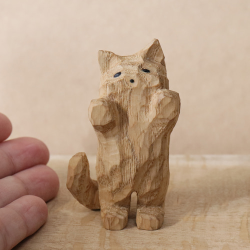 お手上げな猫」招き猫 木彫り 木製 ネコの置物 インテリア雑貨（木材
