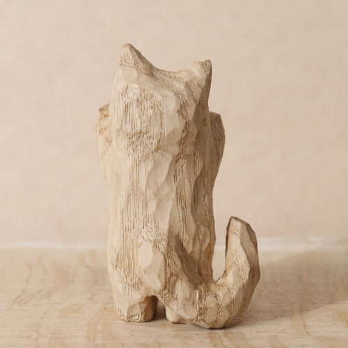お手上げな猫」招き猫 木彫り 木製 ネコの置物 インテリア雑貨（木材