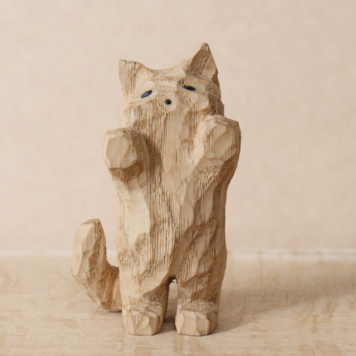 お手上げな猫」招き猫 木彫り 木製 ネコの置物 インテリア雑貨（木材