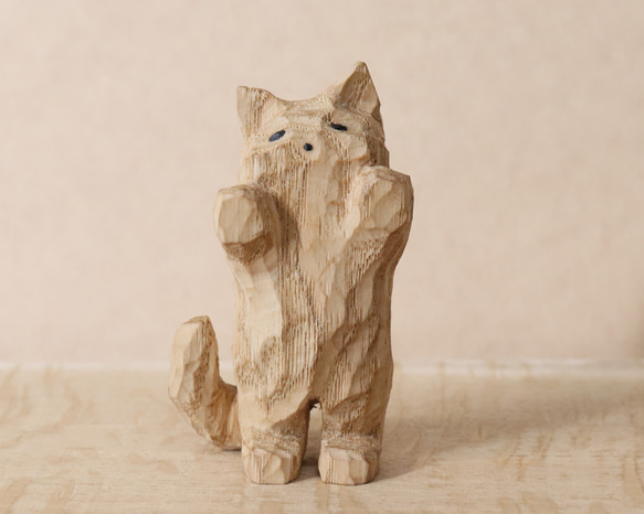 お手上げな猫」招き猫 木彫り 木製 ネコの置物 インテリア雑貨（木材