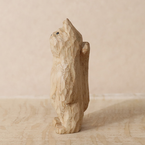 ただ立ち尽くす猫」木彫り 木製 ネコの置物 インテリア雑貨（木材：栗