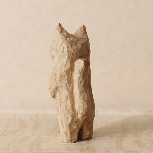 ただ立ち尽くす猫」木彫り 木製 ネコの置物 インテリア雑貨（木材：栗