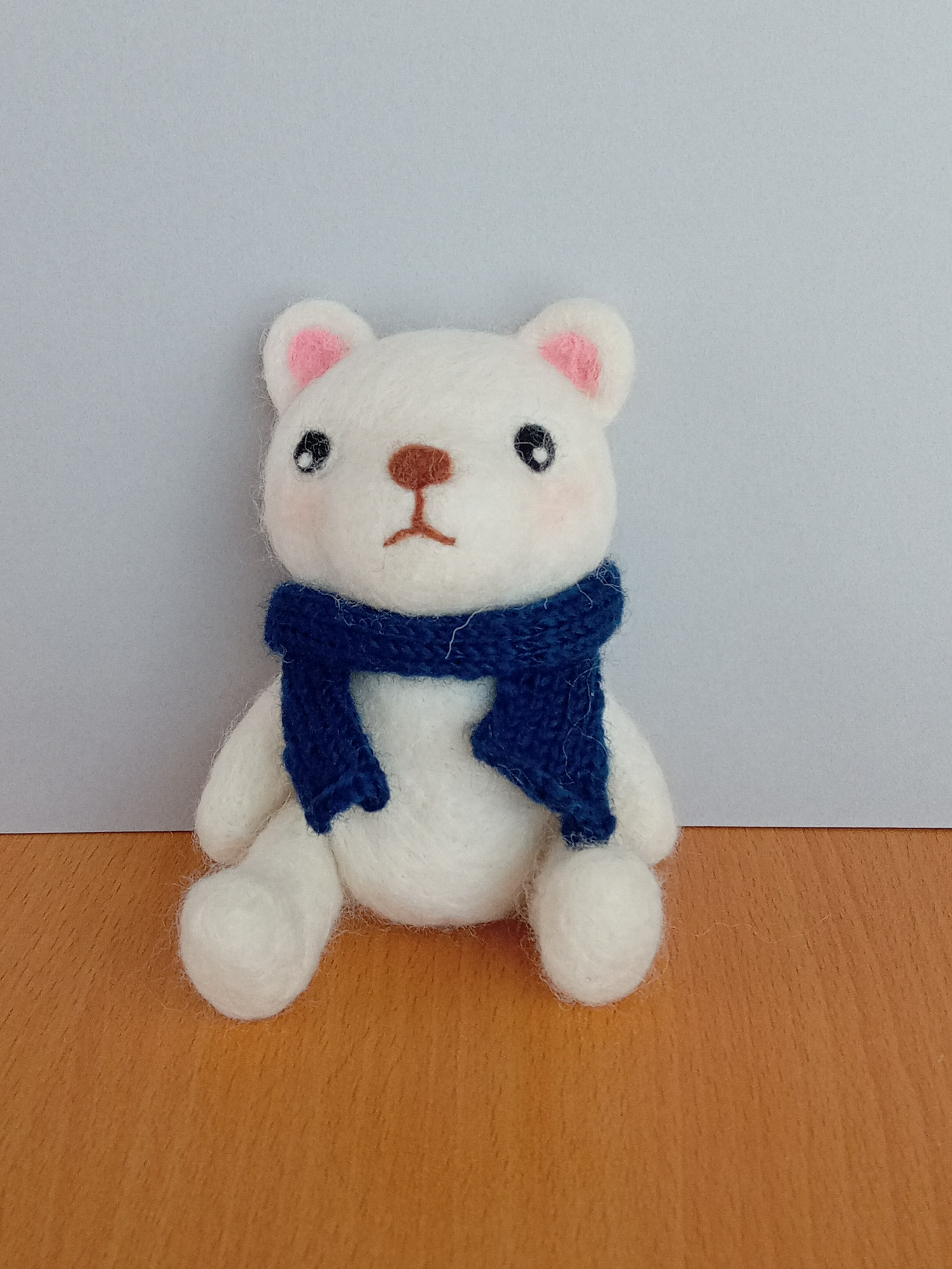 羊毛フェルトの白いテディベア