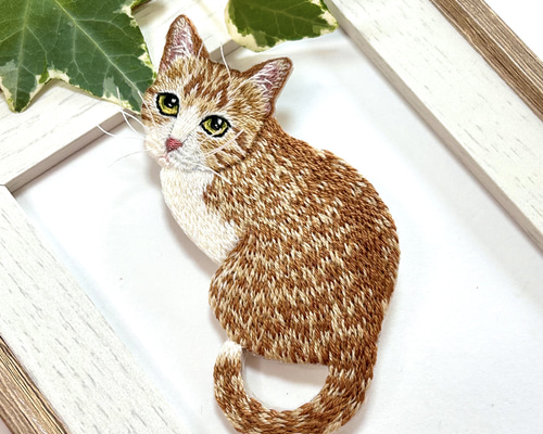 ブローチ　お月見　白猫　レジン ブローチ お月見 白猫 レジン