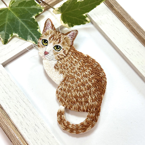 受注製作】見返り茶白猫の刺繍ブローチ ブローチ la_omame 通販