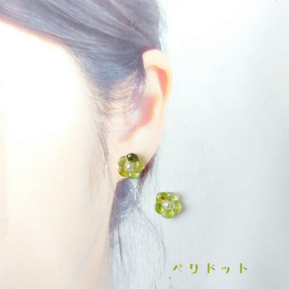 天然石の小さいお花ピアス　サージカルステンレス316L　樹脂ピアス　ノンホールピアス　レンジ　アレルギー対応　小ぶり　 2枚目の画像