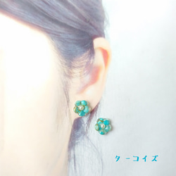 天然石の小さいお花ピアス　サージカルステンレス316L　樹脂ピアス　ノンホールピアス　レンジ　アレルギー対応　小ぶり　 5枚目の画像