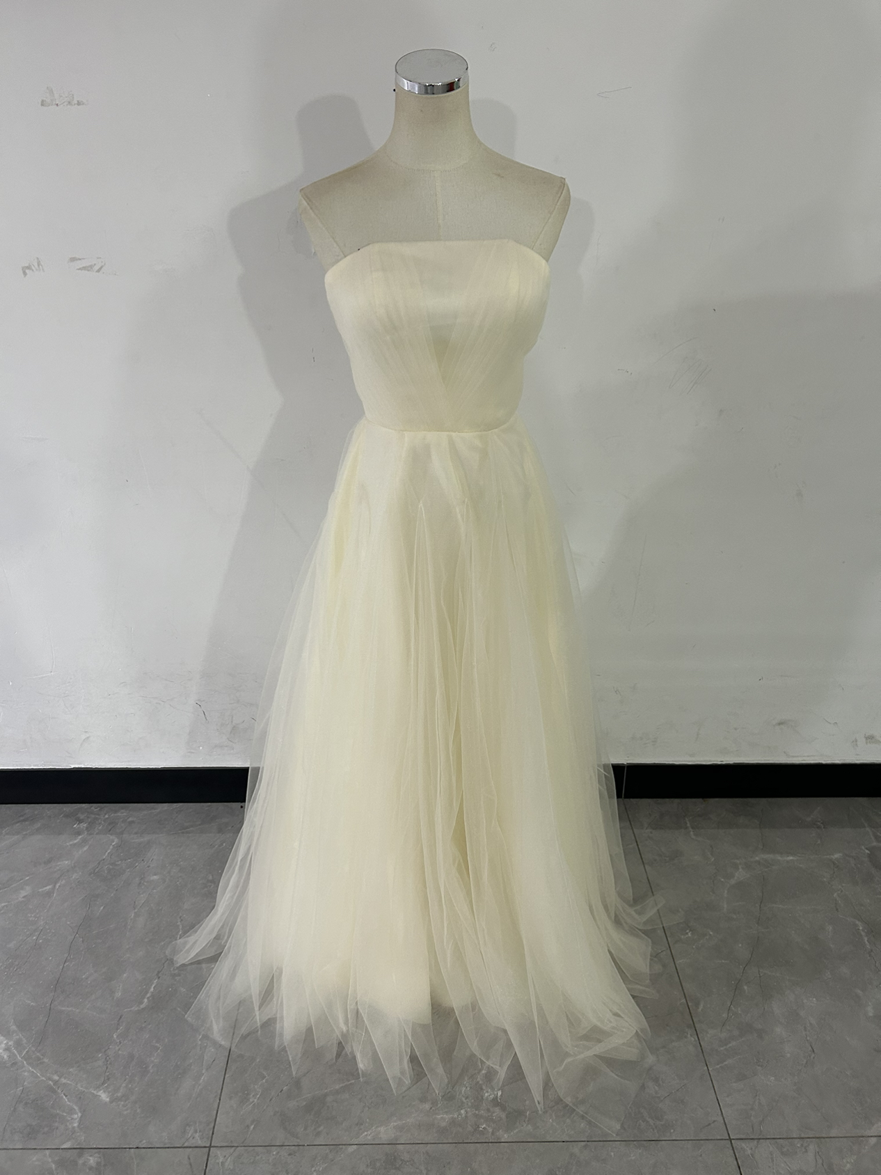 カラードレス ベージュ ベアトップ ソフトチュール ロング 細見えシルエット 二次会