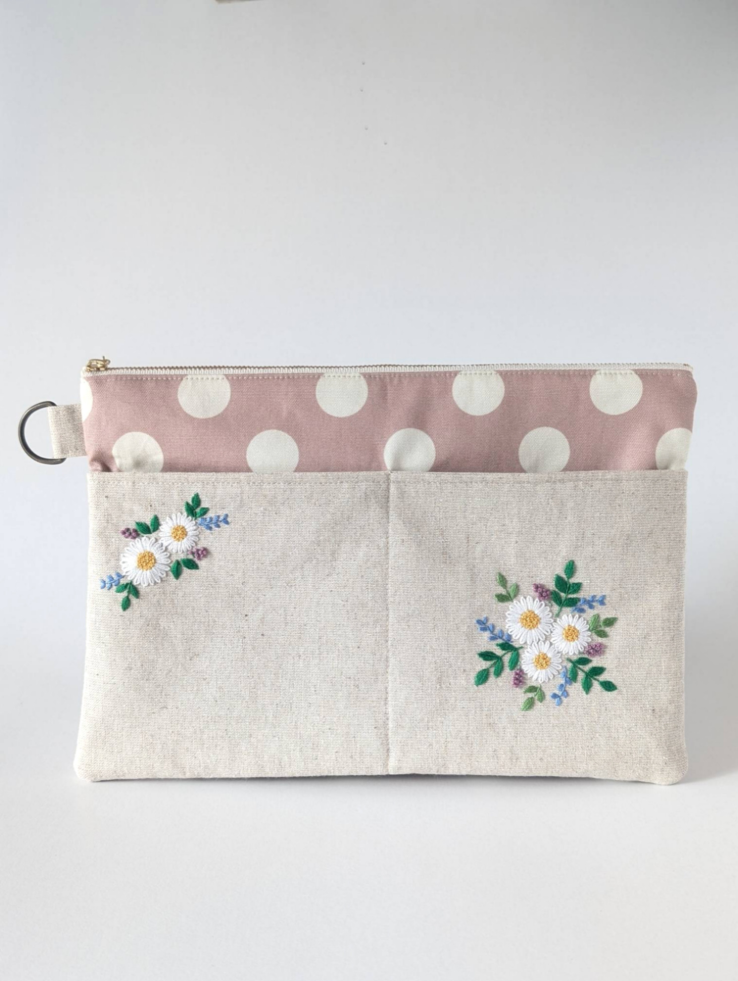 【送料無料】デイジー手刺繍のポケットいっぱい大きめ小物整理バッグ