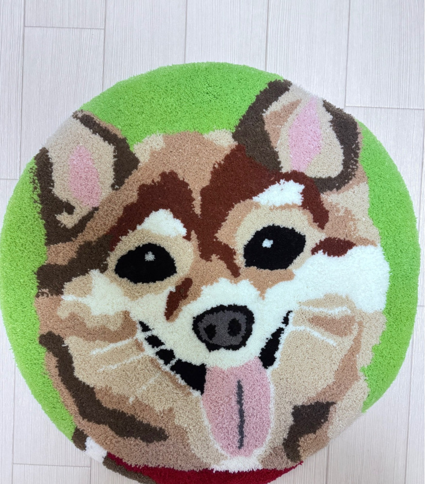 [送料無料]可愛く舌を出して飼い主を見てる柴犬を表したモフモフフワフワなインテリアラグマット