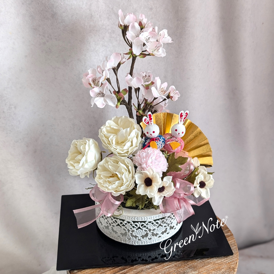 すぐに飾れる2点セット！花台付きだから嬉しい！桜と白薔薇が可愛いひな祭りアレンジメント　インテリア