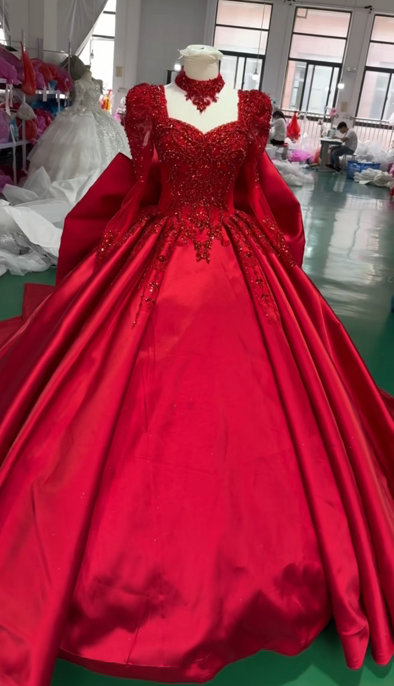 送料無料　レッド　バックリボン　スクエアネック　キラキラビーズ　サテン　ウェディングドレス　エレガント前撮りお呼ばれ披露