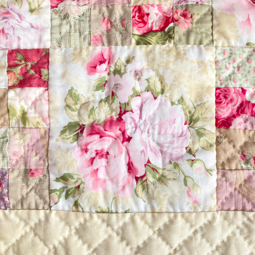 バラと四角つなぎのパッチワークタペストリー パッチワークキルト