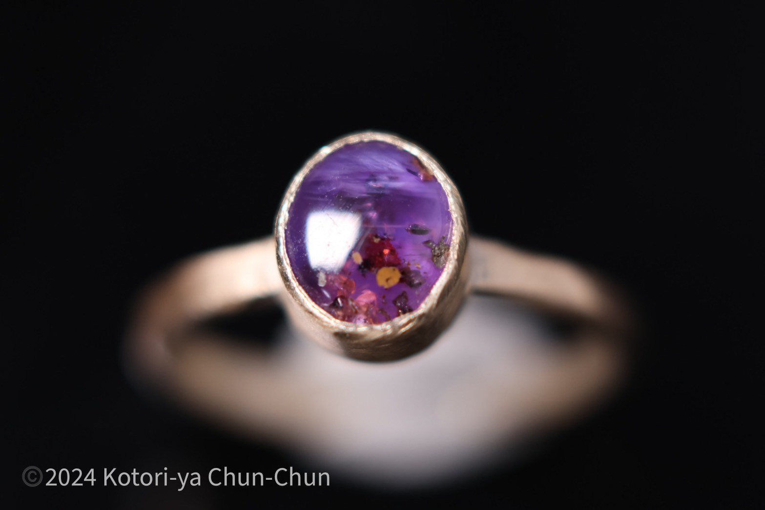 【小鳥屋ジュエリー】「トシッタさん」の強蛍光ノーヒート・パープルサファイア・K10YGリング【玉紫雲】