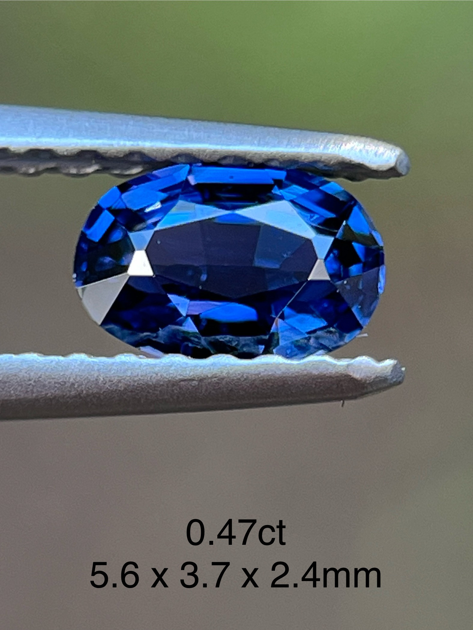 非加熱ロイヤルブルーサファイア 　0.47ct 5.6 x 3.7 x 2.4mm Royal Blue
