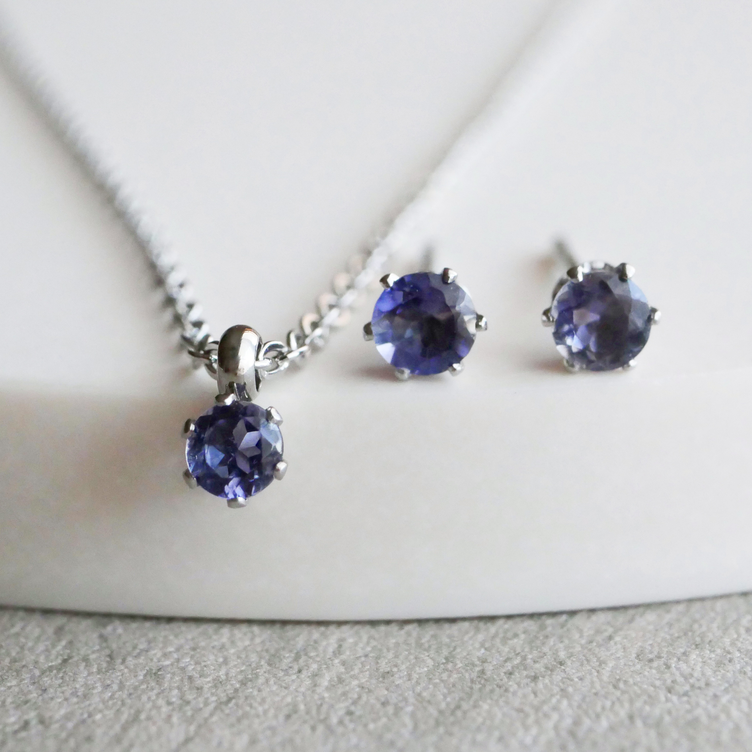 アイオライトの一粒ピアスとネックレスの2点セット　３月誕生石　３mm サージカルステンレス　金属アレルギー対応　小粒