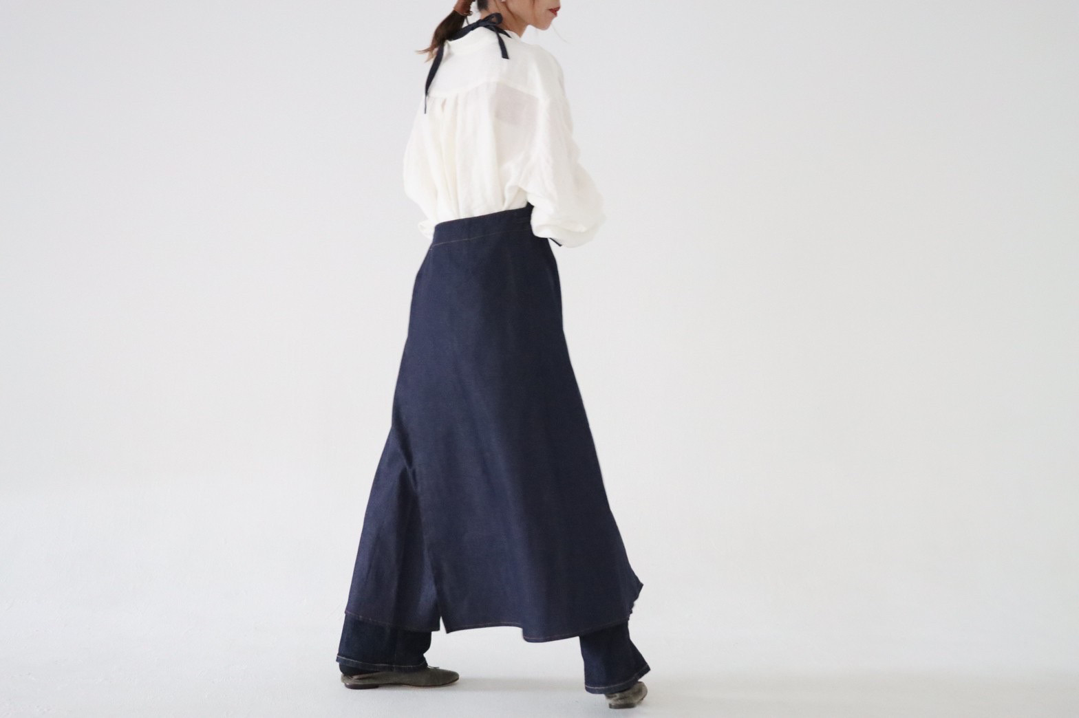 岡山児島デニムで仕立てた、前スリット美シルエットライトオンスソフトデニムエプロンドレス／エプロンワンピース／インディゴ