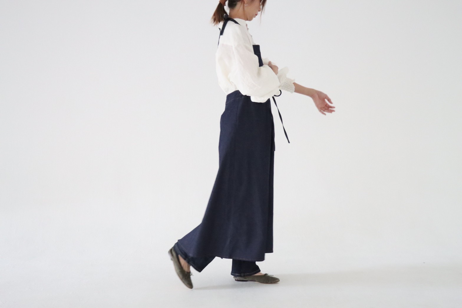 岡山児島デニムで仕立てた、前スリット美シルエットライトオンスソフトデニムエプロンドレス／エプロンワンピース／インディゴ