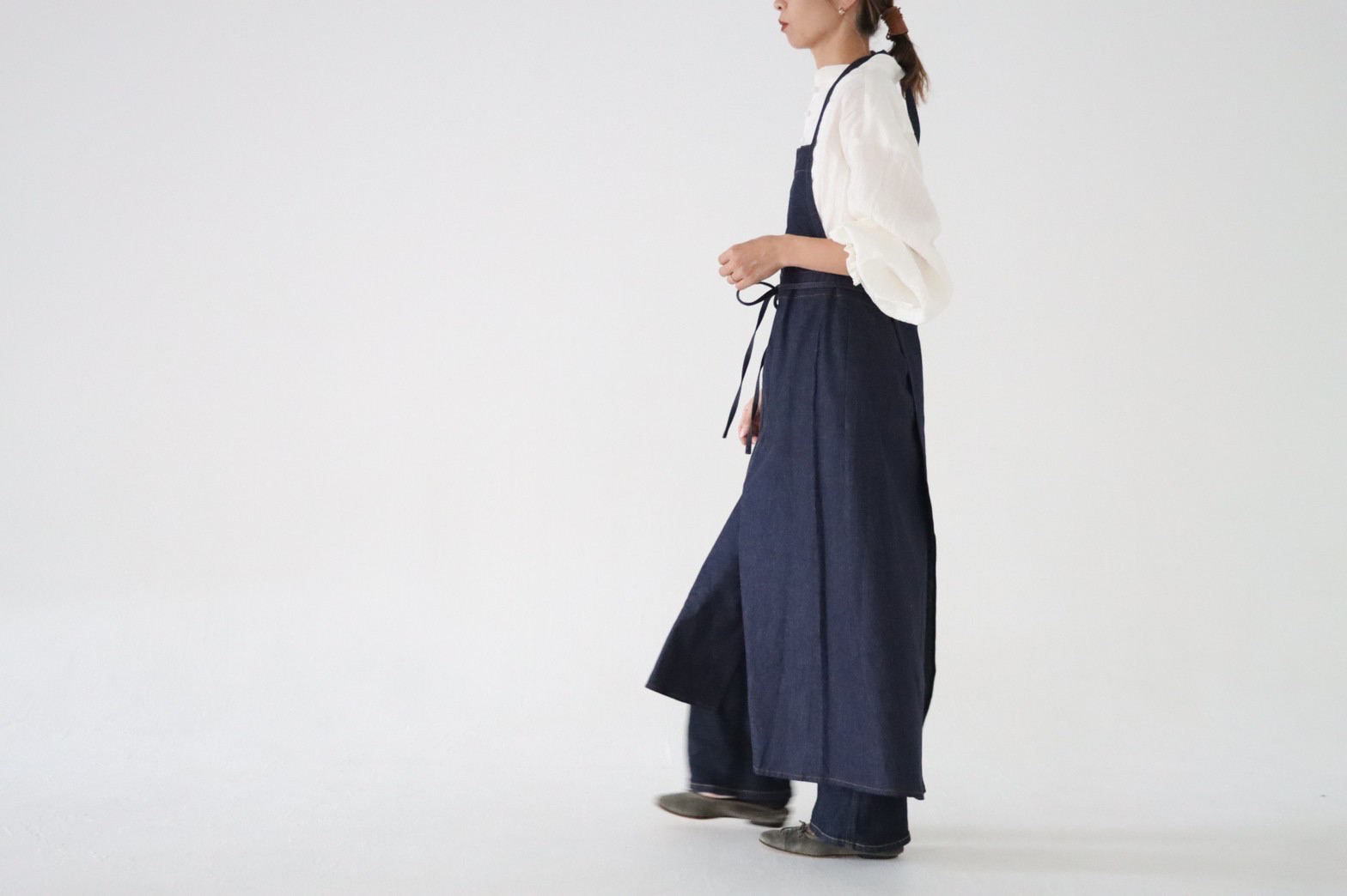 岡山児島デニムで仕立てた、前スリット美シルエットライトオンスソフトデニムエプロンドレス／エプロンワンピース／インディゴ