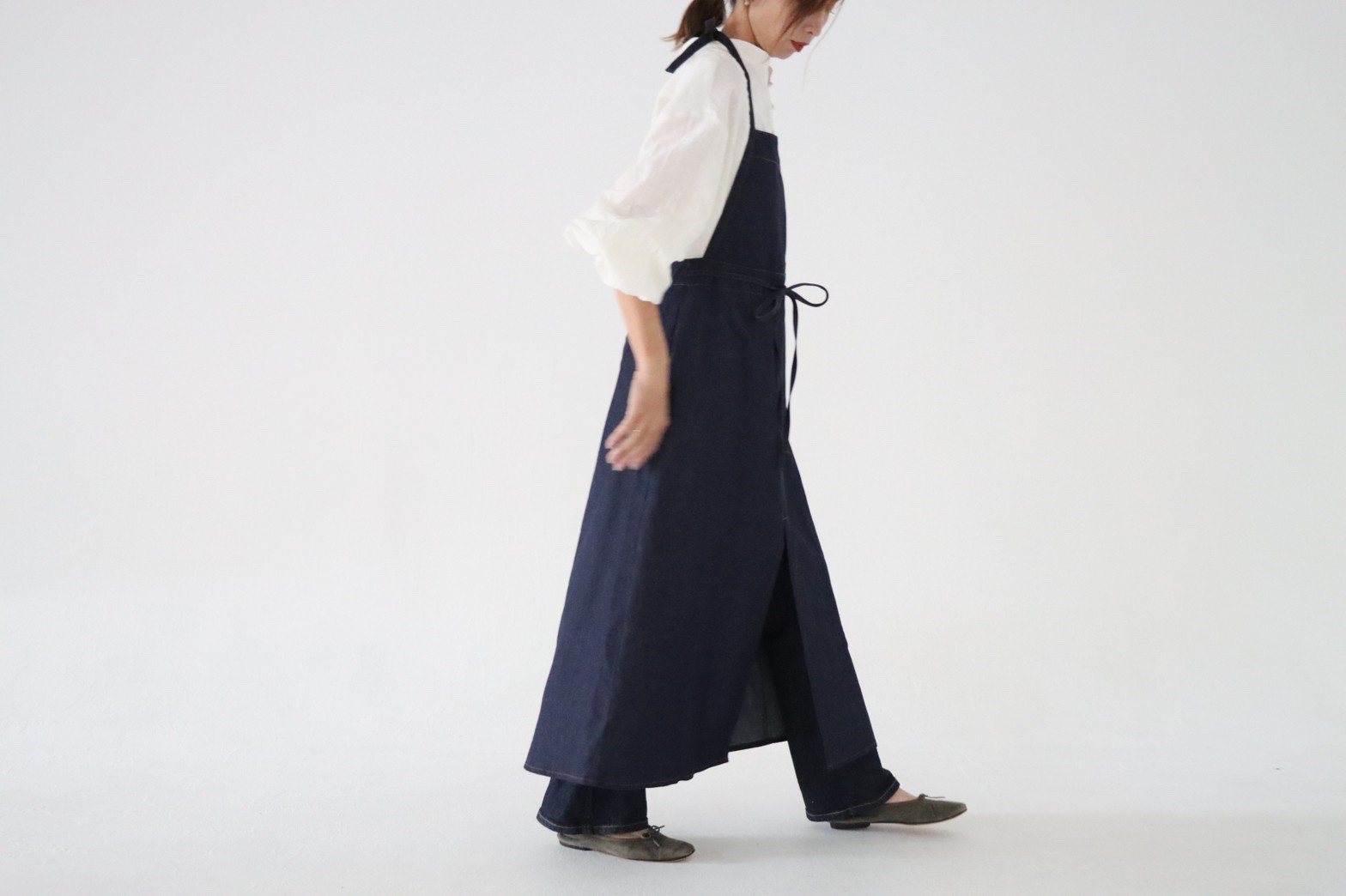 岡山児島デニムで仕立てた、前スリット美シルエットライトオンスソフトデニムエプロンドレス／エプロンワンピース／インディゴ