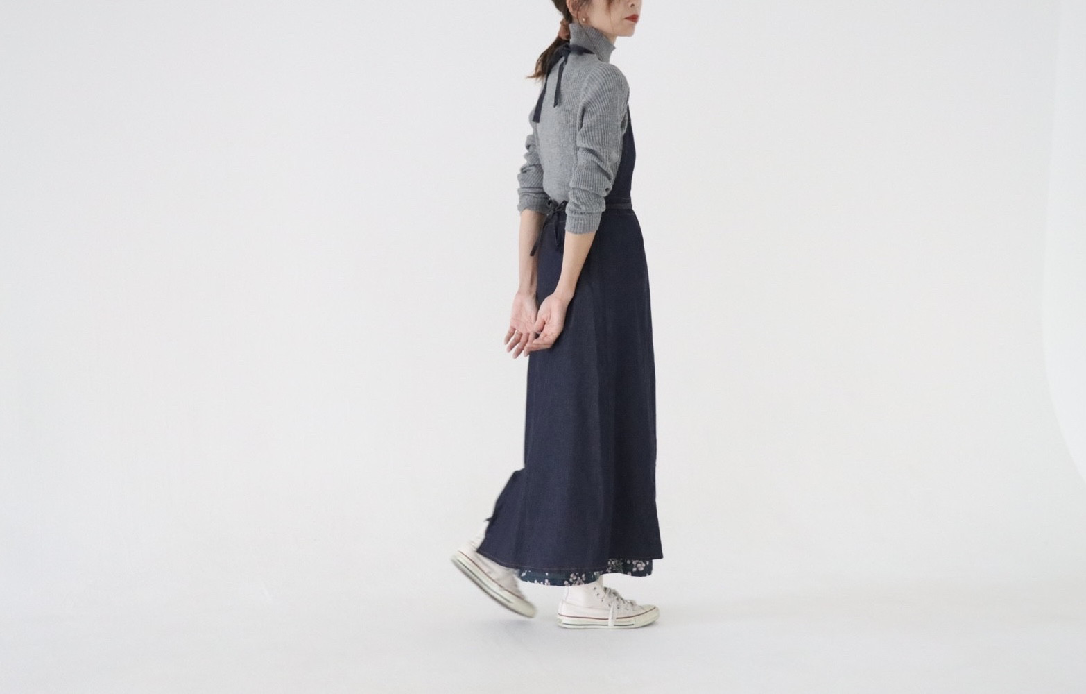 岡山児島デニムで仕立てた、前スリット美シルエットライトオンスソフトデニムエプロンドレス／エプロンワンピース／インディゴ