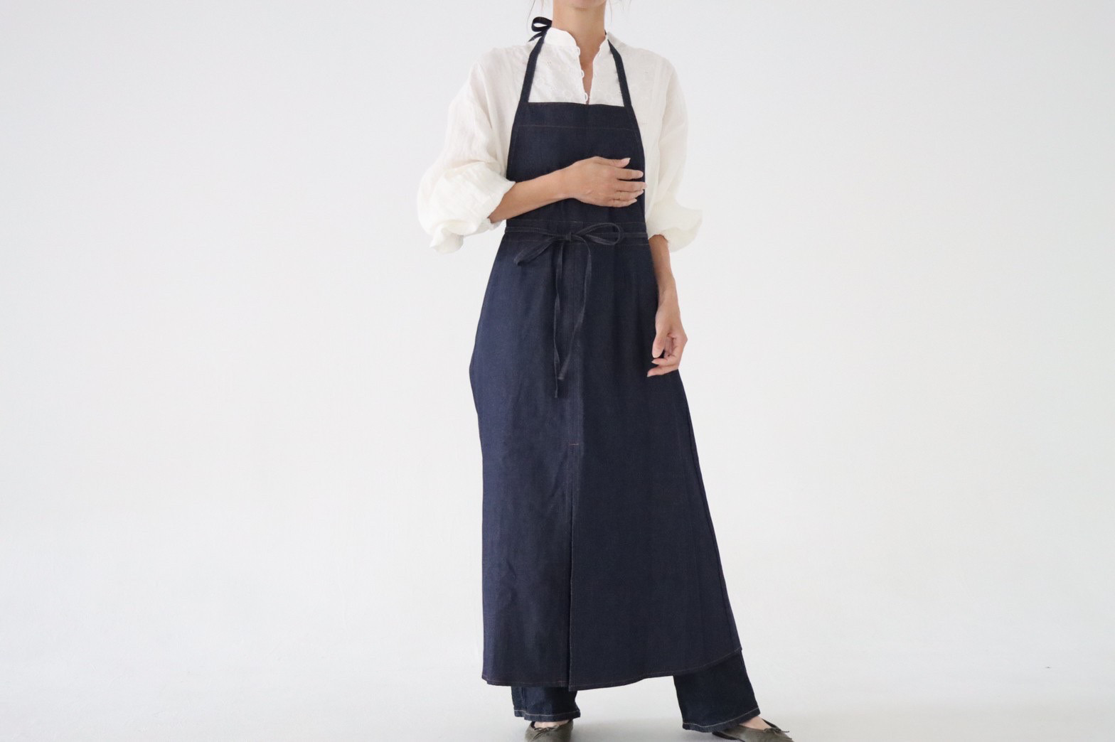 岡山児島デニムで仕立てた、前スリット美シルエットライトオンスソフトデニムエプロンドレス／エプロンワンピース／インディゴ