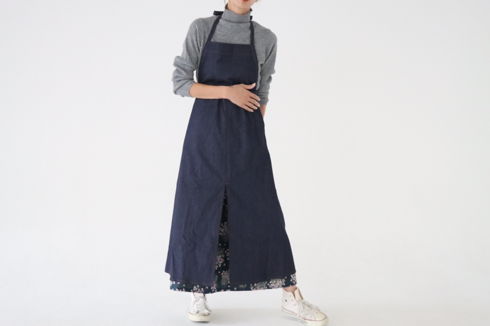 岡山児島デニムで仕立てた、前スリット美シルエットライトオンスソフトデニムエプロンドレス／エプロンワンピース／インディゴ