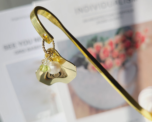 宝石のしおり ペリドット 淡水パール 【バラの雫