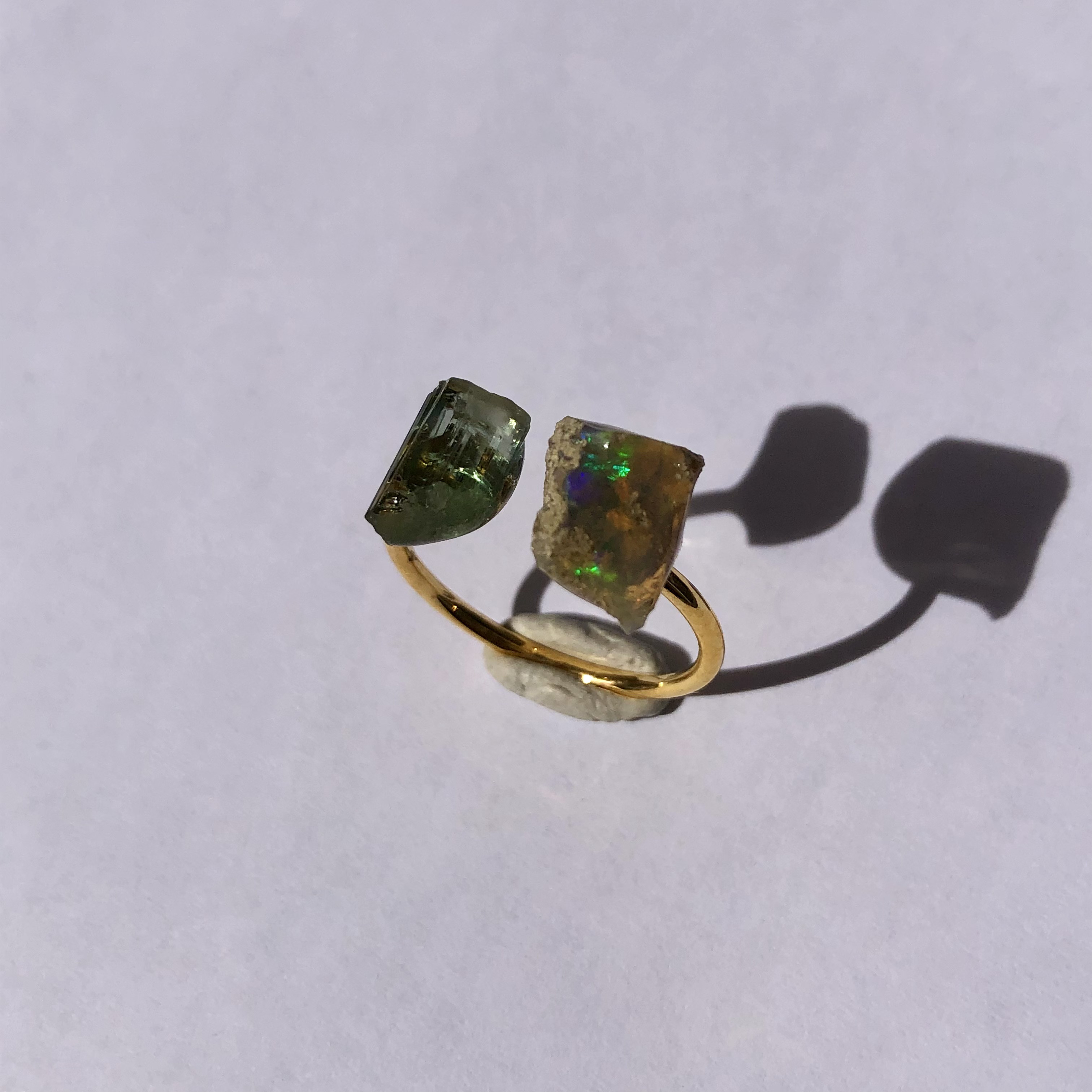 【一点もの】 オパールとトルマリンの原石リング 指輪 フリーサイズ 鉱物 天然石 ハンドメイド (No.2747)