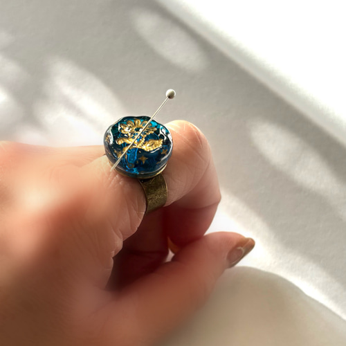 針がくっつく指輪型針刺し チェコガラスビーズフラワー「ブルー