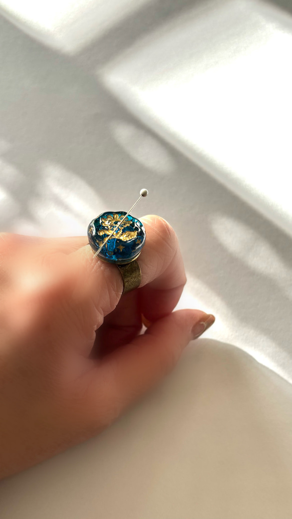 針がくっつく指輪型針刺し チェコガラスビーズフラワー「ブルー