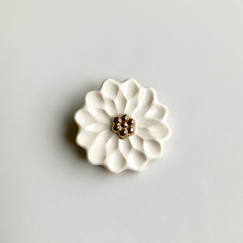 陶器ﾌﾞﾛｰﾁ ダリア ブローチ Nassun 通販 1872880｜Creema(クリーマ