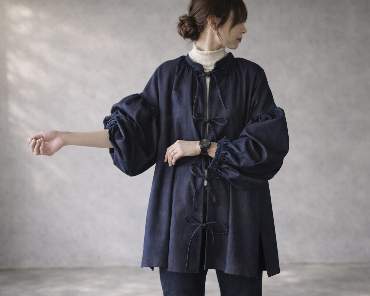 岡山県倉敷児島デニムで魅せる、ボリューム袖リボンチュニックブラウス／8オンスソフトデニムブトップス／インディゴ