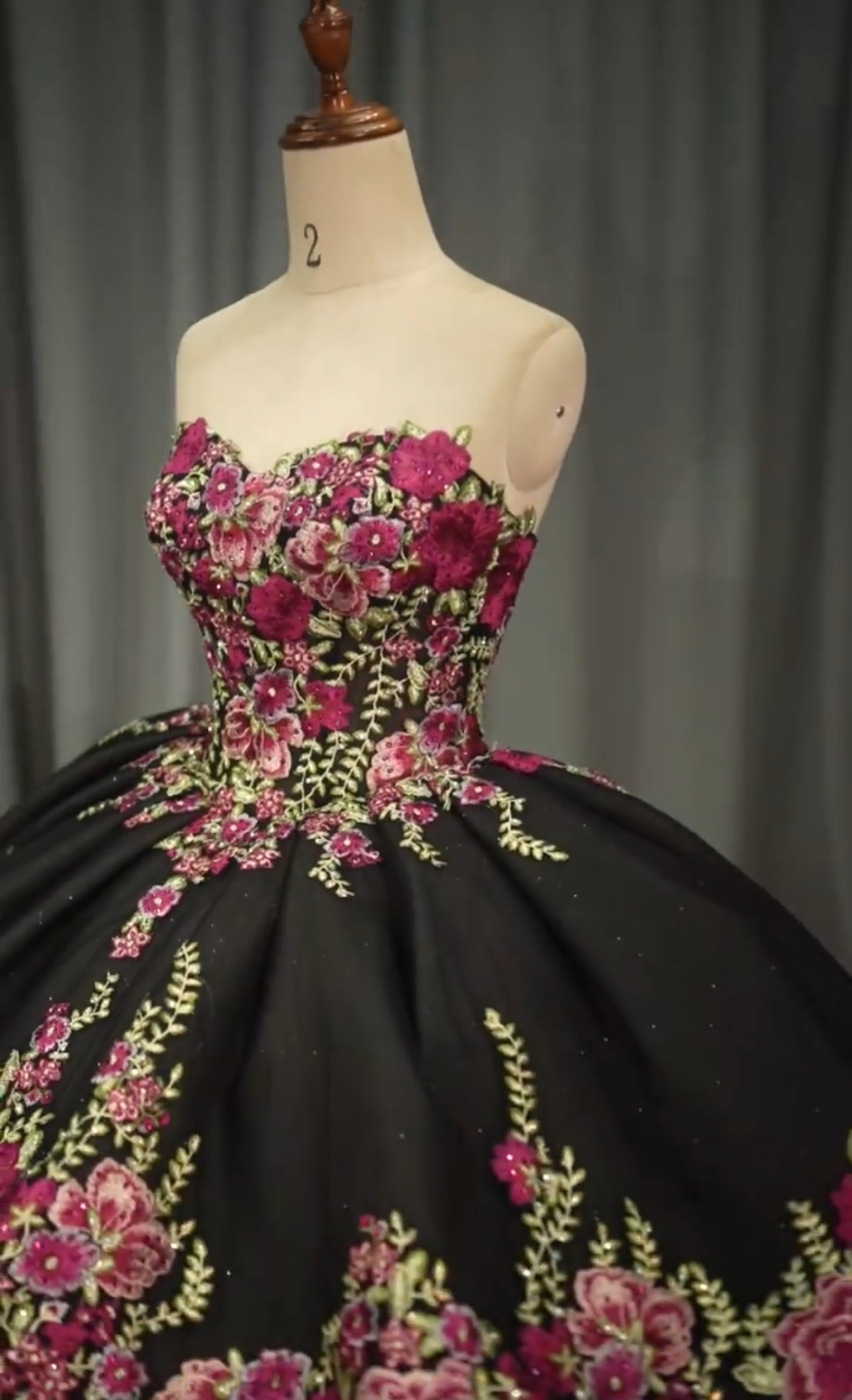 躊躇しない！ビスチェ　カラフル刺繍　ラッフルスカート高品質　華やかなトレーン　チュール　プリンセス　ブラック　ブライダル