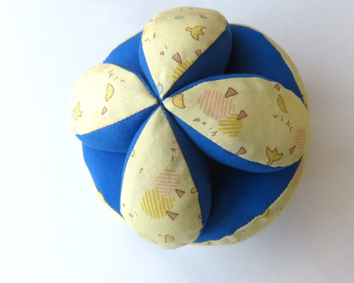 赤ちゃんの鈴入りキッキングボール(鳥柄×青）モンテッソーリ ベビー