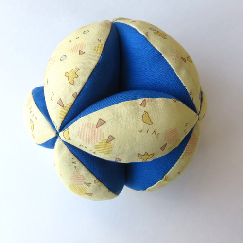 赤ちゃんの鈴入りキッキングボール(鳥柄×青）モンテッソーリ ベビー