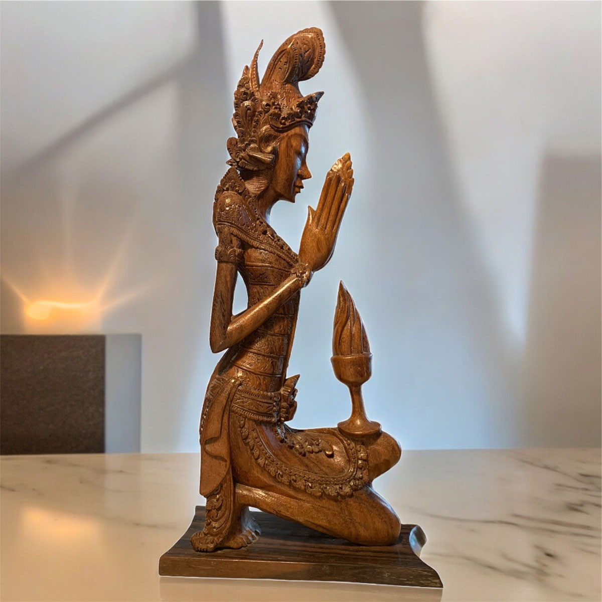 バリカービング(木彫り）祈り女性　AIB2405-2