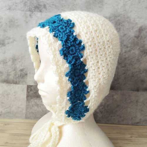 ハンドメイド ニット帽子 耳当て付き　白　かぎ針編み　高級シルクリボン 手編み【Lady's】おしゃれなボンボン付き手編み帽子 ニット帽