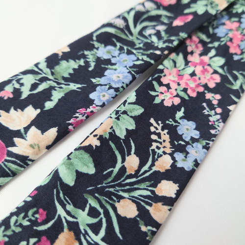 ツイリースカーフボタニカルフラワー花柄紺色ネイビーバンダナトート