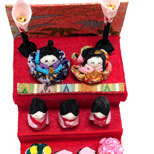 ミニチュアサイズのお雛様 ✿ちりめん細工のお雛様三段飾り✿ ひな人形・雛飾り ♡はっぴぃぽけっと♡ 通販｜Creema(クリーマ) 18729618