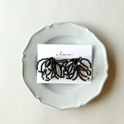 黒のビーズ付きフリンジアクセサリー 花園』ビーズのレース風フリンジ（黒）のピアス/イヤリング