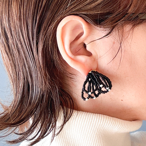 新品　fua accessory 黒 ブラック　ビーズ 片耳用ピアス ビーズフリンジピアス／イヤリング（黒）個性的アクセサリー 50代