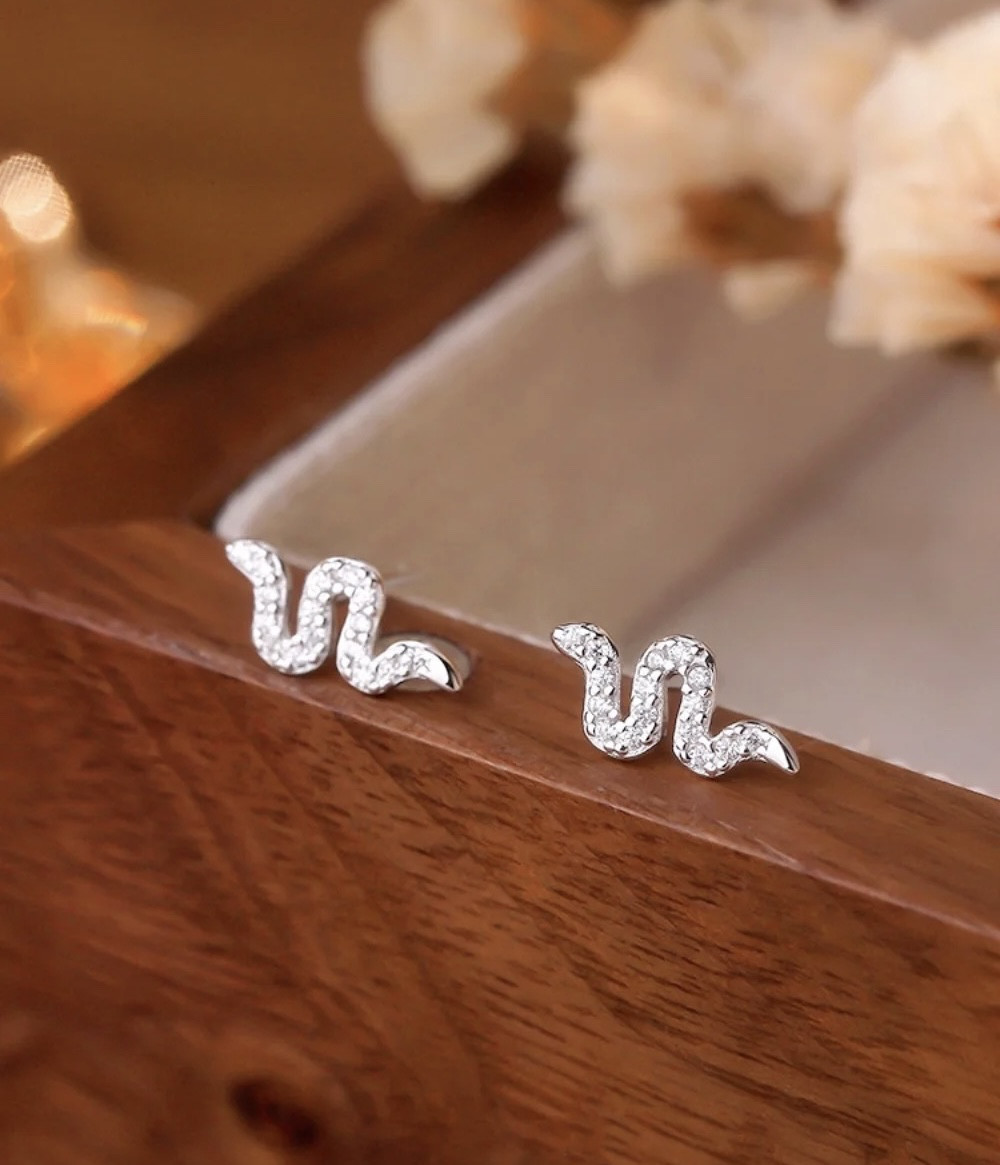 ヘビモチーフ　天然ダイヤモンドピアスk18